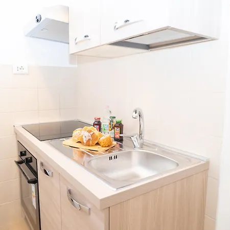 Modern Two-room For 2, 20 Minutes From Termini 아파트